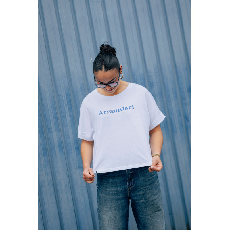Camiseta cómoda y holgada blanca con palabra central ARRAUNLARI, en honor a las remeras.