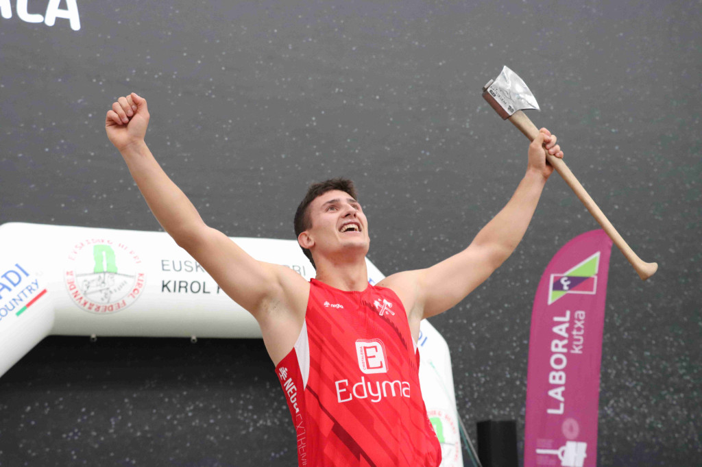 Arkaitz Etxebeste: aizkolari campeón de Euskal Herria y ascenso a primera