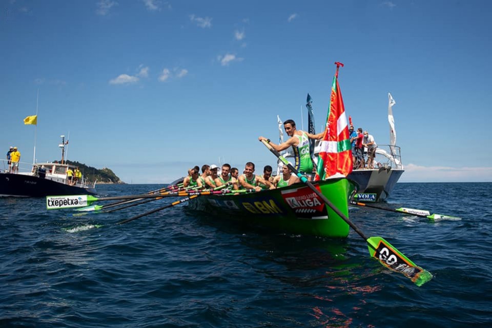 Hondarribi y Negua ondean la Bandera de la Concha 2020