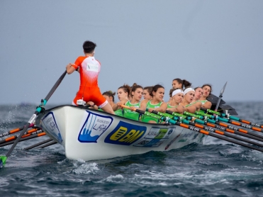 Mono de remo naranja de la Euskotren Liga