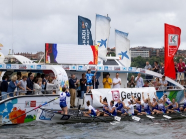 Donostia Arraun Lagunak con el platanito de remo azul de ganadoras 